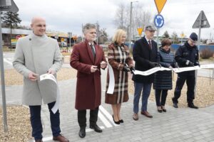 19.04.2022. Zagnańsk. Otwarcie miasteczka ruchu drogowego. Na zdjęciu (od lewej): Robert Hanulak - radny gminy Zagnańsk, Krzysztof Słoń - senator, Renata Janik - wicemarszałek województwa świętokrzyskiego, Wojciech Ślefarski - wójt gminy Zagnańsk, Grażyna Wawszczak - radna gminy Zagnańsk, podkom. Marcin Kania - zastępca komendanta Komisariatu Policji I w Kielcach / Wiktor Taszłow / Radio Kielce