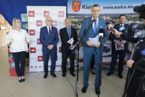 25.04.2022. Kielce. Projekt „Akademickie Kielce”. Na zdjęciu (od lewej): Justyna Kukułka – dyrektor V Liceum Ogólnokształcącego w Kielcach, profesor Stanisław Głuszek - rektor Uniwersytetu Jana Kochanowskiego, profesor Zbigniew Koruba - rektor Politechniki Świętokrzyskiej, Bogdan Wenta - prezydent Kielc, Marcin Chłodnicki - zastępca prezydenta Kielc / Wiktor Taszłow / Radio Kielce