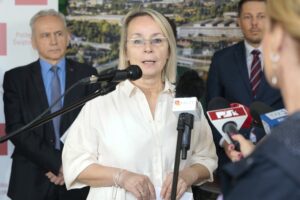 25.04.2022. Kielce. Projekt „Akademickie Kielce”. Przemawia: Justyna Kukułka – dyrektor V Liceum Ogólnokształcącego w Kielcach / Wiktor Taszłow / Radio Kielce