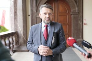 25.04.2022. Kielce. Oprowadzanie dyrektorskie po wyremontowanym Dawnym Pałacu Biskupów Krakowskich. Na zdjęciu: Robert Kotowski - dyrektor Muzeum Narodowego w Kielcach / Wiktor Taszlow / Radio Kielce