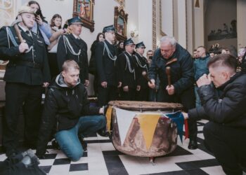 Biciem w bęben oznajmiają Zmartwychwstanie Chrystusa - Radio Kielce 16.04.2022. Iwaniska. Bicie w tarabany / Kamil Garstka