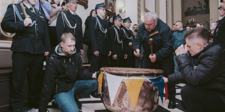 Biciem w bęben oznajmiają Zmartwychwstanie Chrystusa - Radio Kielce 16.04.2022. Iwaniska. Bicie w tarabany / Kamil Garstka