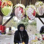 10.04.2022 Kielce. Kiermasz wielkanocny przed Dworkiem Laszczyków / Jarosław Kubalski / Radio Kielce