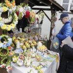 10.04.2022 Kielce. Kiermasz wielkanocny przed Dworkiem Laszczyków / Jarosław Kubalski / Radio Kielce