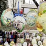 10.04.2022 Kielce. Kiermasz wielkanocny przed Dworkiem Laszczyków / Jarosław Kubalski / Radio Kielce