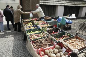 10.04.2022 Kielce. Kiermasz wielkanocny przed Dworkiem Laszczyków / Jarosław Kubalski / Radio Kielce