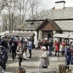 10.04.2022 Kielce. Kiermasz wielkanocny przed Dworkiem Laszczyków / Jarosław Kubalski / Radio Kielce