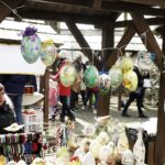 10.04.2022 Kielce. Kiermasz wielkanocny przed Dworkiem Laszczyków / Jarosław Kubalski / Radio Kielce