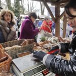 10.04.2022 Kielce. Kiermasz wielkanocny przed Dworkiem Laszczyków / Jarosław Kubalski / Radio Kielce