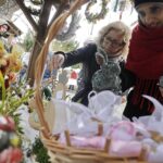 10.04.2022 Kielce. Kiermasz wielkanocny przed Dworkiem Laszczyków / Jarosław Kubalski / Radio Kielce