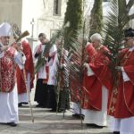 10.04.22022 Kielce. Niedziela Palmowa. Palmy poświęcił biskup Jan Piotrowski / Jarosław Kubalski / Radio Kielce