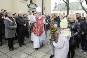 10.04.22022 Kielce. Niedziela Palmowa. Palmy poświęcił biskup Jan Piotrowski / Jarosław Kubalski / Radio Kielce