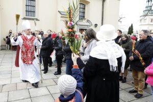 10.04.22022 Kielce. Niedziela Palmowa. Palmy poświęcił biskup Jan Piotrowski / Jarosław Kubalski / Radio Kielce