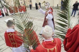 10.04.22022 Kielce. Niedziela Palmowa. Palmy poświęcił biskup Jan Piotrowski / Jarosław Kubalski / Radio Kielce