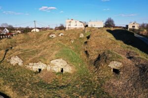 12.04.202 Pierzchnica. Góra Piwniczna. Zespół zabytkowych piwnic / Jarosław Kubalski / Radio Kielce