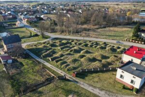 12.04.202 Pierzchnica. Góra Piwniczna. Zespół zabytkowych piwnic / Jarosław Kubalski / Radio Kielce