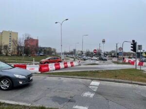 20.04.2022. Kielce. Nowa organizacja ruchu na skrzyżowaniu al. Solidarności i al. Tysiąclecia Państwa Polskiego / Michał Kita / Radio Kielce