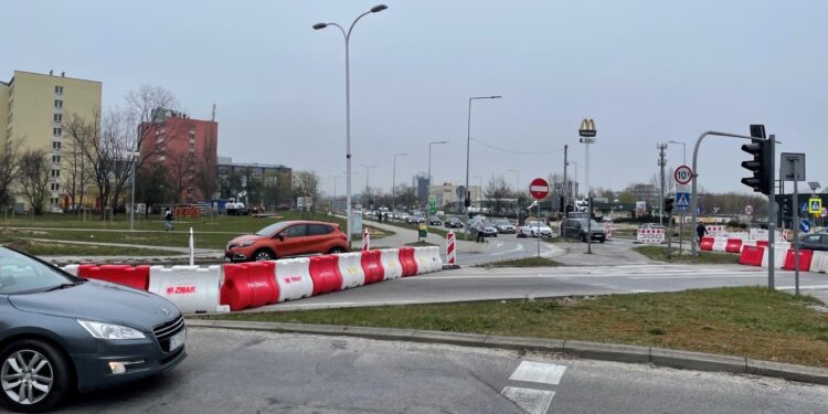 20.04.2022. Kielce. Nowa organizacja ruchu na skrzyżowaniu al. Solidarności i al. Tysiąclecia Państwa Polskiego / Michał Kita / Radio Kielce