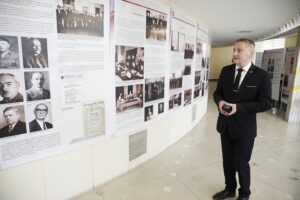 06.04.2022 Kielce. ŚUW. Wystawa "Od Moraczewskiego do Morawieckiego. Premierzy Rzeczypospolitej Niepodległej 1918 – 2018”. Na zdjęciu wojewoda Zbigniew Koniusz / Jarosław Kubalski / Radio Kielce