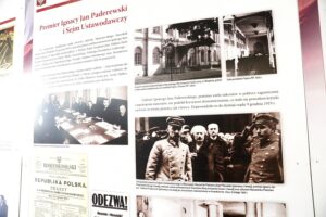 06.04.2022 Kielce. ŚUW. Wystawa "Od Moraczewskiego do Morawieckiego. Premierzy Rzeczypospolitej Niepodległej 1918 – 2018” / Jarosław Kubalski / Radio Kielce