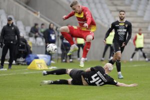 09.04.2022 Kielce. Piłka nożna I Liga. Mecz Korona Kielce - Zagłębie Sosnowiec. Na zdjęciu (przy piłce): Adrian Danek - zawodnik Korony / Jarosław Kubalski / Radio Kielce