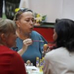 10.04.2022 Kielce. Galeria handlowa Echo. Malowanie jajek. Pisanki. Na zdjęciu: radna Anna Kibortt - wiceprzewodnicząca Rady Miasta Kielce / Jarosław Kubalski / Radio Kielce