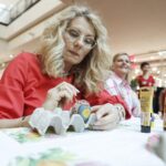 10.04.2022 Kielce. Galeria handlowa Echo. Malowanie jajek. Pisanki. Na zdjęciu: Renata Morąg - Radio Kielce / Jarosław Kubalski / Radio Kielce