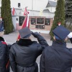 10.04.2022 Chmielnik. Uroczystości w rocznicę katastrofy smoleńskiej. Złożenie kwiatów pod Murem Polskich Patriotów / Jarosław Kubalski / Radio Kielce