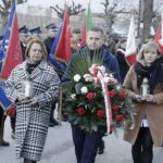 10.04.2022 Chmielnik. Uroczystości w rocznicę katastrofy smoleńskiej. Złożenie kwiatów pod Murem Polskich Patriotów. Na zdjęciu od lewej: wiceprzewodnicząca rady miasta Agnieszka Lenartowicz, burmistrz Paweł Wójcik i przewodnicząca rady miasta Anita Jabłońska / Jarosław Kubalski / Radio Kielce