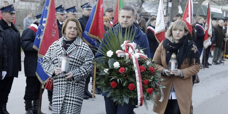 10.04.2022 Chmielnik. Uroczystości w rocznicę katastrofy smoleńskiej. Złożenie kwiatów pod Murem Polskich Patriotów. Na zdjęciu od lewej: wiceprzewodnicząca rady miasta Agnieszka Lenartowicz, burmistrz Paweł Wójcik i przewodnicząca rady miasta Anita Jabłońska / Jarosław Kubalski / Radio Kielce