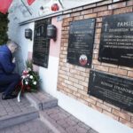 10.04.2022 Chmielnik. Uroczystości w rocznicę katastrofy smoleńskiej. Złożenie kwiatów pod Murem Polskich Patriotów. Burmistrz Paweł Wójcik / Jarosław Kubalski / Radio Kielce