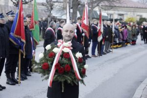 10.04.2022 Chmielnik. Uroczystości w rocznicę katastrofy smoleńskiej. Złożenie kwiatów pod Murem Polskich Patriotów. Członek Zarządu Powiatu w Kielcach Mariusz Ściana / Jarosław Kubalski / Radio Kielce