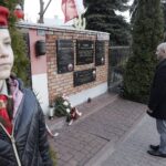 10.04.2022 Chmielnik. Uroczystości w rocznicę katastrofy smoleńskiej. Złożenie kwiatów pod Murem Polskich Patriotów. Członek Zarządu Powiatu w Kielcach Mariusz Ściana / Jarosław Kubalski / Radio Kielce