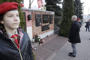 10.04.2022 Chmielnik. Uroczystości w rocznicę katastrofy smoleńskiej. Złożenie kwiatów pod Murem Polskich Patriotów. Członek Zarządu Powiatu w Kielcach Mariusz Ściana / Jarosław Kubalski / Radio Kielce