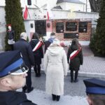 10.04.2022 Chmielnik. Uroczystości w rocznicę katastrofy smoleńskiej. Złożenie kwiatów pod Murem Polskich Patriotów / Jarosław Kubalski / Radio Kielce