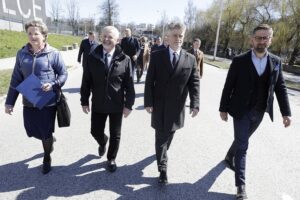 13.04.2022 Kielce. Marsz Katyński. Na zdjęciu od lewej: dyrektor ds. informacji i publicystyki Radia eM, świętokrzyski kurator oświaty Kazimierz Mądzik, senator Krzysztof Słoń i Łukasz Maj - Kuratorium Oświaty w Kielcach / Jarosław Kubalski / Radio Kielce