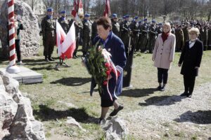 13.04.2022 Kielce. Marsz Katyński. Na zdjęciu od lewej: prezes Stowarzyszenia Kielecka Rodzina Katyńska Anna Łakomiec, zastępca Naczelnika Delegatury IPN w Kielcach Patrycja Zatorska-Milewska i Naczelnik Delegatury IPN w Kielcach Dorota Koczwańska-Kalita / Jarosław Kubalski / Radio Kielce