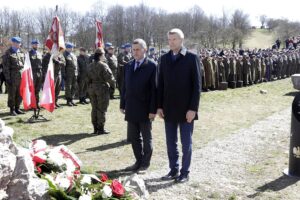 13.04.2022 Kielce. Marsz Katyński. Na zdjęciu od lewej: przewodniczący Rady Miasta Kielce Jarosław Karyś i prezydent Kielc Bogdan Wenta / Jarosław Kubalski / Radio Kielce