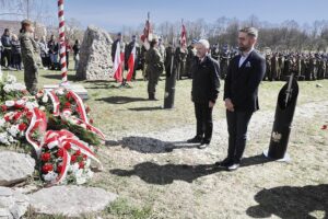 13.04.2022 Kielce. Marsz Katyński. Na zdjęciu od lewej świętokrzyski kurator oświaty Kazimierz Mądzik i Łukasz Maj - Kuratorium Oświaty w Kielcach / Jarosław Kubalski / Radio Kielce