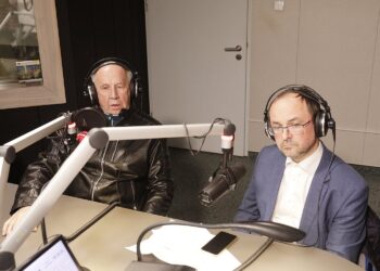 20.04.2022 Radio Kielce. Punkty Widzenia. Na zdjęciu o d lewej: dr Jerzy Staszczyk - wojewódzki konsultant w dziedzinie epidemiologii i  dr Dariusz Saletra - prezes przychodni Artime / Jarosław Kubalski / Radio Kielce