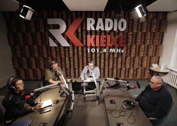 21.04.2022 Radio Kielce. Punkty Widzenia. Na zdjęciu od lewej: aspirant Joanna Żelezik - Wydział Ruchu Drogowego KWP, Paweł Kosin - rzecznik Nadleśnictwa Daleszyce, Jakub Rożek - radio Kielce i Dariusz Kałwa - prezes Polskiego Związku Motorowego w Kielcach / Jarosław Kubalski / Radio Kielce