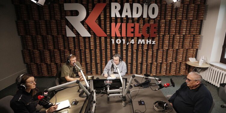 21.04.2022 Radio Kielce. Punkty Widzenia. Na zdjęciu od lewej: aspirant Joanna Żelezik - Wydział Ruchu Drogowego KWP, Paweł Kosin - rzecznik Nadleśnictwa Daleszyce, Jakub Rożek - radio Kielce i Dariusz Kałwa - prezes Polskiego Związku Motorowego w Kielcach / Jarosław Kubalski / Radio Kielce