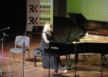 24.04.2022. Busko-Zdrój. Koncert charytatywny, „Solidarni z Ukrainą”. Gra Tatiana Szewczenko / Jarosław Kubalski / Radio Kielce