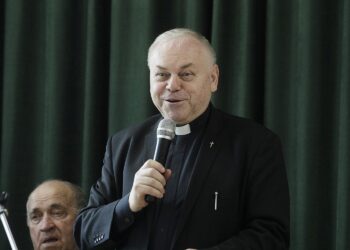 Na zdjęciu: ksiądz Stanisław Słowik - dyrektor Caritas Diecezji Kieleckiej / Fot. Jarosław Kubalski - Radio Kielce