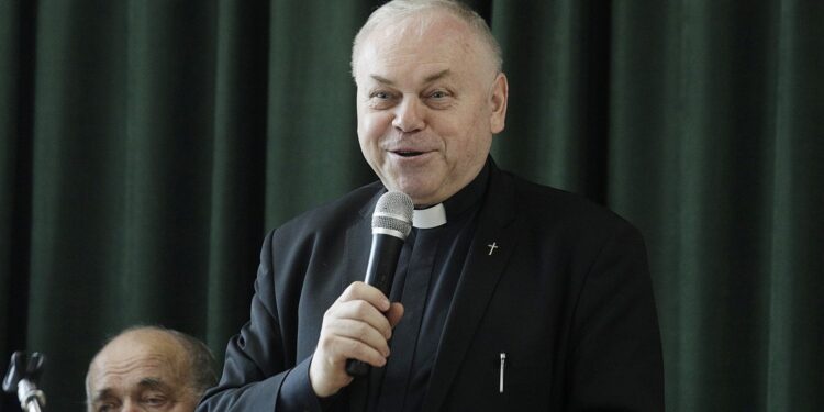 Na zdjęciu: ksiądz Stanisław Słowik - dyrektor Caritas Diecezji Kieleckiej / Fot. Jarosław Kubalski - Radio Kielce