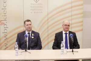 01.04.2022 Kielce. Wizyta ministra edukacji i nauki Przemysława Czarnka. Na zdjęciu od lewej: minister Przemysław Czarnek i wiceminister spraw zagranicznych Piotr Wawrzyk / Jarosław Kubalski / Radio Kielce