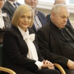 01.04.2022 Kielce. Wizyta Ministra Edukacji i Nauki Przemysława Czarnka. Na zdjęciu od lewej: wicemarszałek Renata Janik i ksiądz Stanisław Słowik / Jarosław Kubalski / Radio Kielce