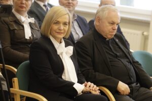 01.04.2022 Kielce. Wizyta Ministra Edukacji i Nauki Przemysława Czarnka. Na zdjęciu od lewej: wicemarszałek Renata Janik i ksiądz Stanisław Słowik / Jarosław Kubalski / Radio Kielce