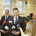 01.04.2022 Kielce. Wizyta ministra edukacji i nauki Przemysława Czarnka. Na zdjęciu od lewej: wiceminister  spraw zagranicznych Piotr Wawrzyk, minister Przemysław Czarnek i Mariusz Goraj, / Jarosław Kubalski / Radio Kielce