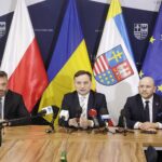 04.04.2022 Kielce. Na zdjęciu od lewej: członek Zarządu Województwa Świętokrzyskiego Tomasz Jamka, minister sprawiedliwości Zbigniew Ziobro i poseł Mariusz Gosek podczas konferencji prasowej / Jarosław Kubalski / Radio Kielce